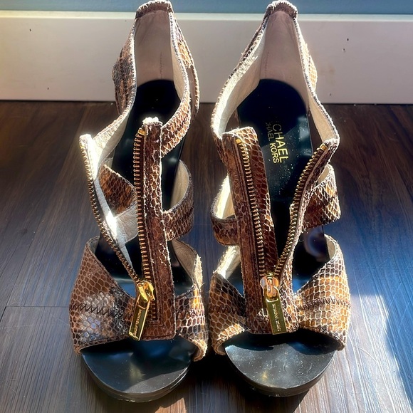 Michael Kors Berkley Leather Snakeskin Zippered
T-Strap Peep Toe Heels Size 8 - Picture 6 of 9